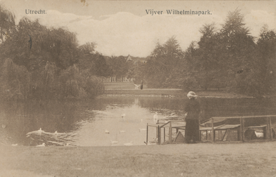 879416 Gezicht op de vijver in het Wilhelminapark te Utrecht.